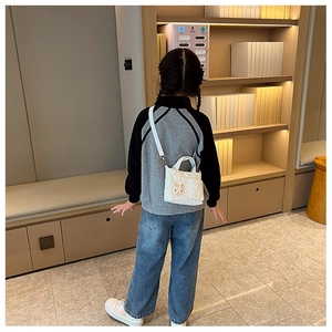 Borsa a tracolla bianca trapuntata per bambine con tenero coniglietto 3D ricamato
