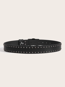 Détail d'une ceinture en cuir noir avec double rangée de rivets argentés style punk