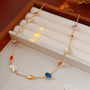 Détail du collier vintage doré avec pierres colorées et nacre dans son écrin en velours