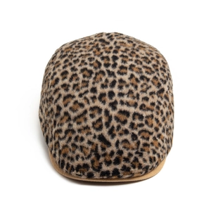 Vue de face d'une casquette plate à motif léopard avec bordure en tissu marron clair