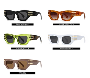 Réseau détaillé de lunettes de soleil œil de chat en noir, thé et vert sur blanc
