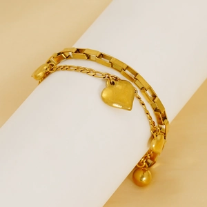 Bracelet double couche en acier titane plaqué or 18K avec breloques cœurs et clochette