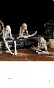 Détail de trois figurines de crâne dans les poses ne rien entendre voir ou dire
