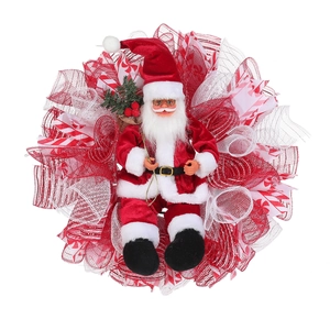 Weihnachtskranz mit Weihnachtsmann-Puppe und rot-weißem Netzband auf weißem Grund