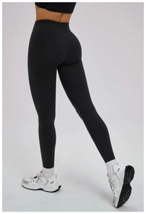 Détail du pantalon de yoga noir taille haute en tissu de compression mat sans couture