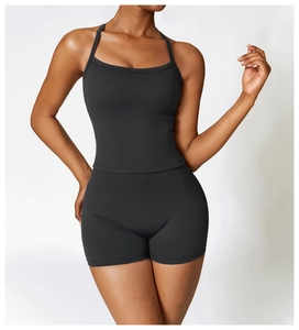 Gros plan sur l'ensemble de yoga noir avec texture brossée et coupe moulante