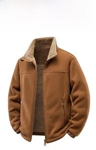 Dettaglio del cardigan in pile marrone da uomo con calda fodera in shearling sintetico e collo alto