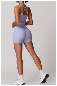 Dettaglio completo yoga viola con reggiseno incrociato sulla schiena e pantaloncini a vita alta