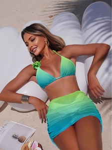 Bikini trois pièces dégradé avec bretelles fleuries et jupe de plage en tulle plissé