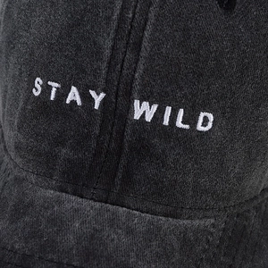 Cappellino vintage grigio antracite con ricamo STAY WILD in cotone lavato unisex