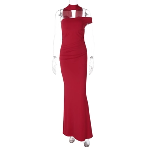 Détail d'une robe rouge longue avec encolure licou asymétrique et coupe moulante ajustée