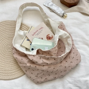 Détail de l'intérieur du cabas en velours côtelé rose fleuri avec doublure crème et grand espace