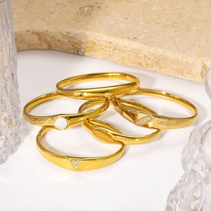 Classic 18K gold plated titanium steel bangles with white shell and inlaid diamonds set