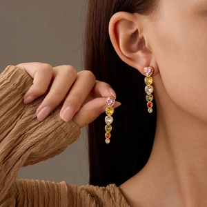 Boucles d'oreilles pendantes cœur en or avec zircons colorés en dégradé scintillant