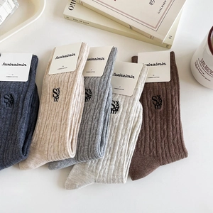 Cinq paires de chaussettes en coton peigné côtelé aux tons terre et gris neutre