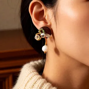 Französische Vintage-Ohrringe mit Perlen und Perlen am Modell, einzigartiger Ethno-Stil