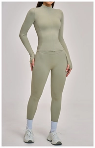Details des olivefarbenen Yoga-Sets mit nahtlosem Stehkragen und Slim-Fit-Jacke