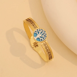 Dettaglio del bracciale dorato con ciondolo albero della vita blu e chiusura in metallo