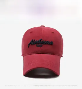 Vista frontale del cappellino rosso in cotone con ricamo Alabama 1889 e visiera