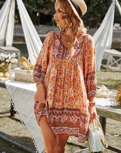 Détail de robe d'été bohème avec imprimés floraux et col en V dans un cadre extérieur