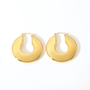 Détail des boucles d'oreilles créoles dorées en U avec texture diagonale et fermoir sécurisé