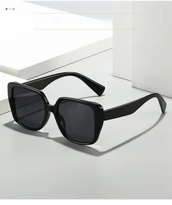 Gros plan sur la monture de lunettes carrée noire polie et le matériau de texture