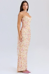 Détail d'une robe bustier fleurie avec tour de cou assorti sur mannequin en studio