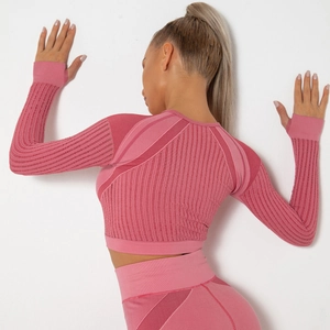 Détail du haut de yoga rose sans couture avec coutures arrière incurvées et passe-pouces