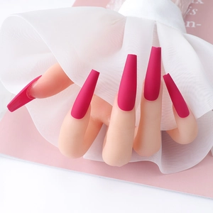 Gros plan d'ongles ballerine extra longs magenta mat avec texture de velours
