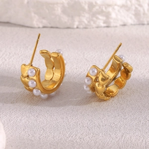 Vista dettagliata di orecchini a cerchio placcati oro 18K con inserti di piccole perle bianche
