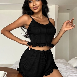 Ensemble pyjama noir côtelé pour femme avec débardeur et short à volants pour la maison