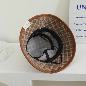Chapeau bob à carreaux marron pour enfant avec doublure filet et mentonnière réglable