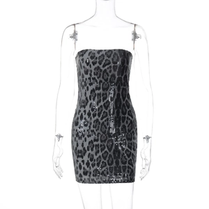 Détail du tissu à paillettes et motif léopard sur une robe bustier moulante