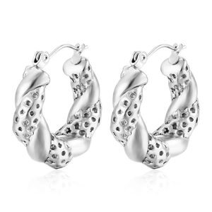 Boucles d'oreilles créoles torsadées en acier argenté avec fini poli et texturé