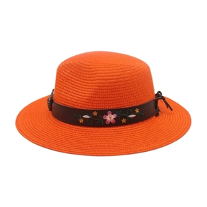 Détail d'un chapeau de paille orange avec bande en cuir brodée de motifs floraux