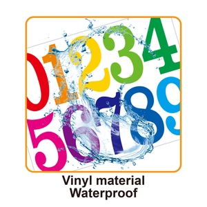 Vue macro d'autocollants numérotés en vinyle coloré imperméable avec gouttes d'eau