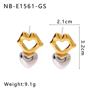 Détails des boucles d'oreilles cœur bicolores avec dimensions de 2,1 cm de large et 3,2 cm