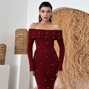 Détail de la robe bordeaux à épaules dénudées avec des ornements en perles blanches