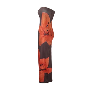Détail d'une robe bustier moulante avec imprimé lys orange sur fond marron foncé