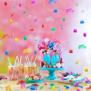 Confeti colorido de lámina metálica Happy Birthday esparcido en una mesa de fiesta