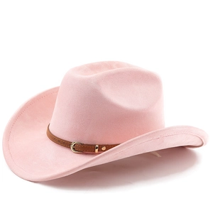 Détail d'un chapeau de cowboy en feutre rose avec ceinture en cuir marron et boucle dorée
