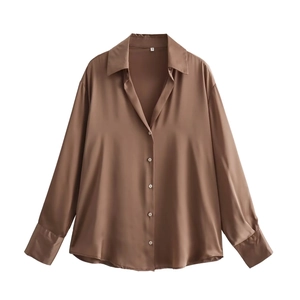 Détail de la texture satinée marron et du col classique sur la chemise pour femme