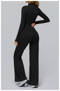 Détails de la veste de yoga noire ajustée et du pantalon évasé pour fitness et course