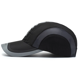 Quick-dry mesh baseball cap in black and grey with breathable side panels and SPORT print