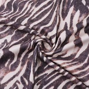 Détail macro du tissu en maille côtelée à motif zébré marron café et beige