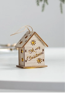Dettaglio ravvicinato di una casetta di Natale in legno con luci LED calde