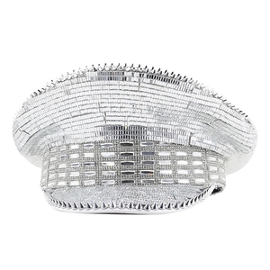 Détail du chapeau militaire à paillettes argentées avec strass brillants et clous métalliques