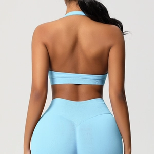 Gros plan sur le design côtelé sans couture du soutien-gorge de sport dos nu bleu