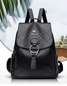 Gros plan d'un sac à dos en cuir noir avec texture losange et boucle anneau métallique