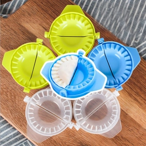 Juego de moldes para empanadillas de plástico verde, azul y transparente en madera